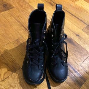 (NEVER WORN) Steve Madden lace up boots